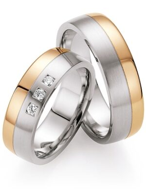 trauringe-zeitlose-liebe-und-verbundenheit Zwei ineinanderliegende Trauringe liegen ruhig nebeneinander und symbolisieren Verbundenheit, Beständigkeit und gemeinsame Zukunft